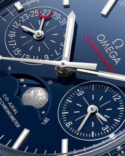 Omega Blue Side of the Moon Speedmaster Moonphase 44,25 mm, cerámica azul con pulsera de piel 304.93.44.52.03.001 - Imagen 2