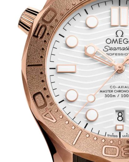 Omega Novedad Seamaster Diver 300M 42 mm, oro Sedna™ con pulsera de caucho 210.52.42.20.04.001 - Imagen 3