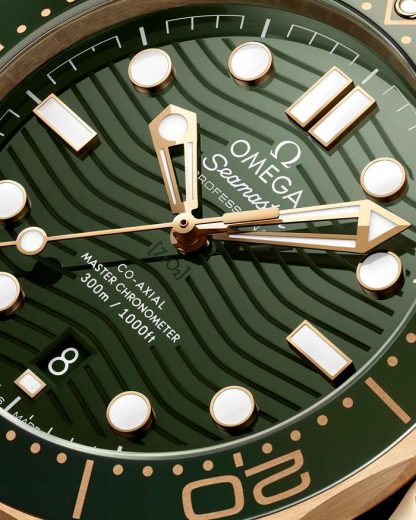 Omega Seamaster Diver 300M 42 mm, oro Moonshine™ con pulsera de caucho 210.62.42.20.10.001 - Imagen 4