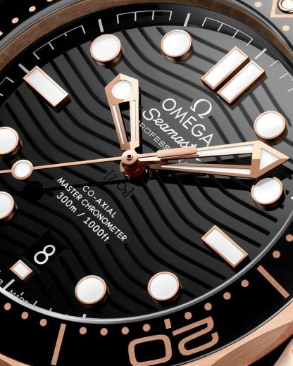Omega Seamaster Diver 300M 42 mm, oro Sedna™ con pulsera de caucho 210.62.42.20.01.002 - Imagen 4