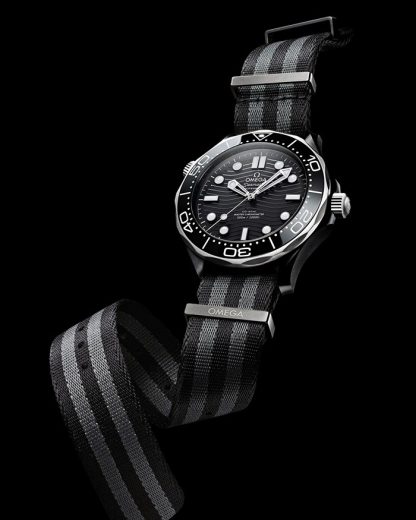 Omega Seamaster Diver 300M 43,5 mm, cerámica negra con pulsera NATO 210.92.44.20.01.002 - Imagen 3