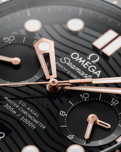 Omega Seamaster Diver 300M 44 mm, acero - oro Sedna™ con pulsera de caucho 210.22.44.51.01.001 - Imagen 3