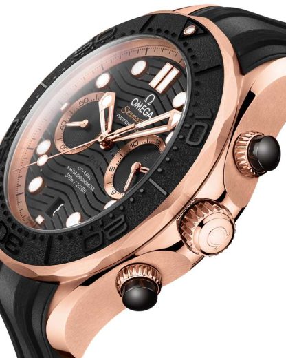 Omega Seamaster Diver 300M 44 mm, oro Sedna™ con pulsera de caucho 210.62.44.51.01.001 - Imagen 3