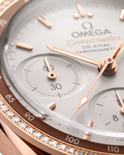 Omega Speedmaster 38 38 mm, oro Sedna™ con pulsera de piel 324.68.38.50.02.003 - Imagen 3